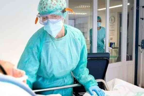Castilla-La Mancha continúa con la reducción de hospitalizados por COVID-19, tanto en cama convencional como en UCI