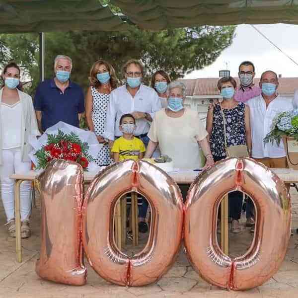 Ramona Usero Poyatos comparte en la Residencia ‘El Pinar’ sus cien años de vida en plenas facultades