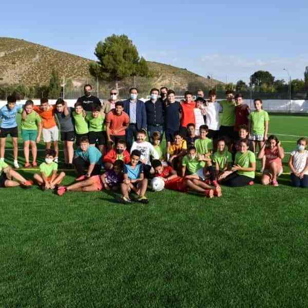 Inauguran el césped artificial del campo de fútbol de Valera de Abajo con inversión de 200.000 euros