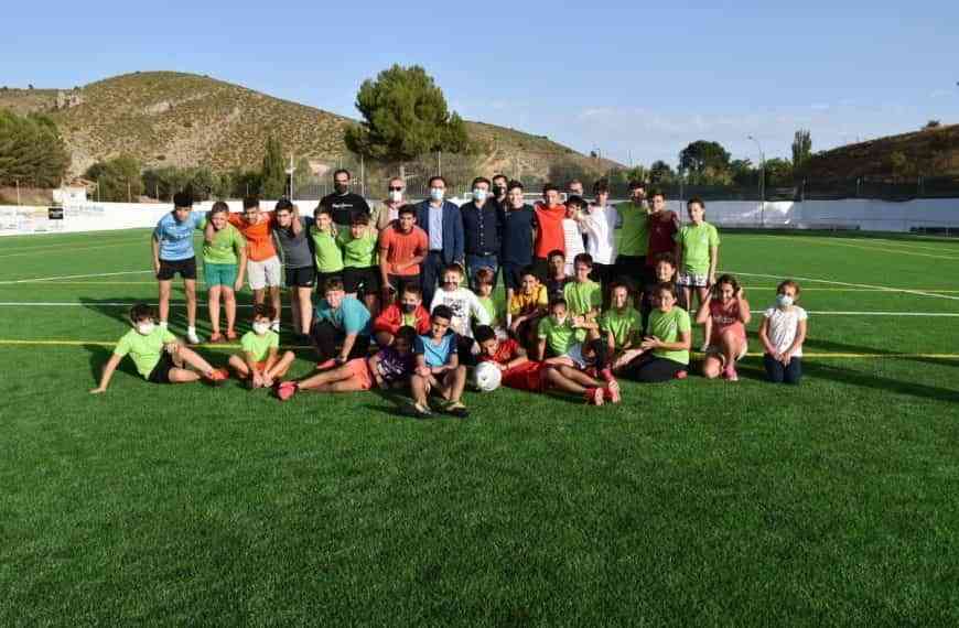 Inauguran el césped artificial del campo de fútbol de Valera de Abajo con inversión de 200.000 euros