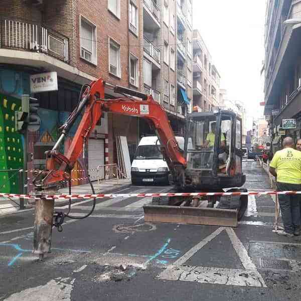 Los trabajos para la peatonalización de la calle Puerto de Puertollano han dado inicio