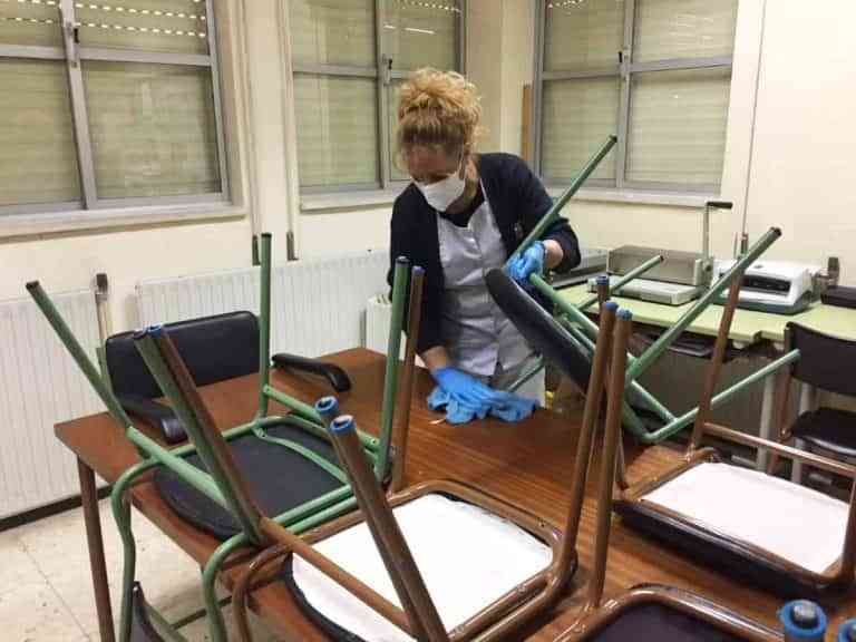 Contratarán a dieciséis trabajadores para labores de limpieza del programa “Colegio Seguro” de Puertollano