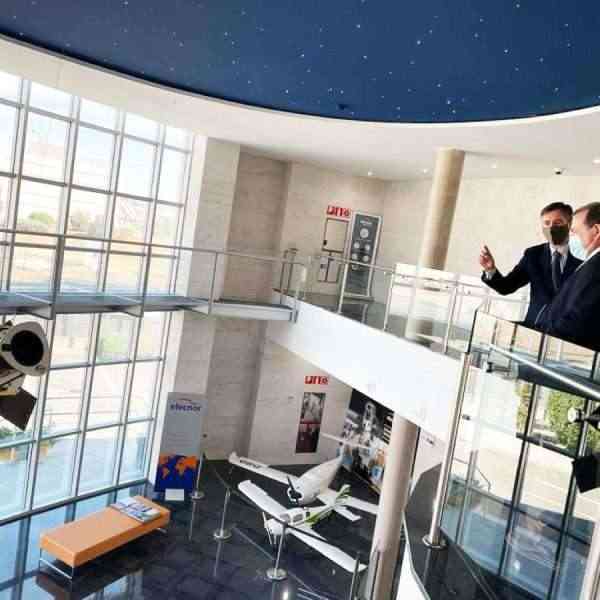 Una visita a las instalaciones de Deimos ha realizado el alcalde de Puertollano, Adolfo Muñiz