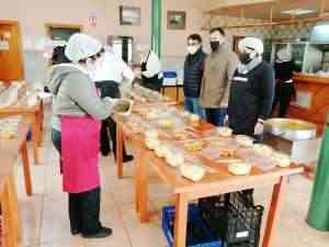 8 alumnos del programa Recual elaboran menús solidarios que se reparten semanalmente a familias con necesidades en Puertollano