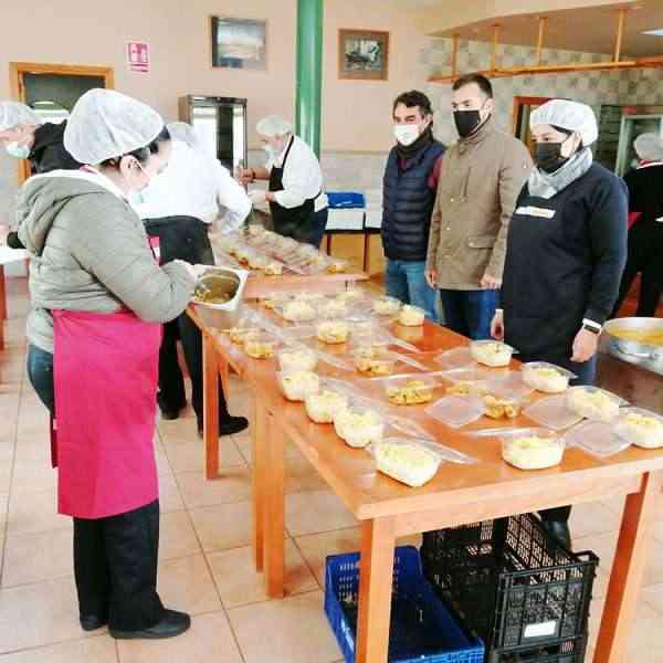 8 alumnos del programa Recual elaboran menús solidarios que se reparten semanalmente a familias con necesidades en Puertollano