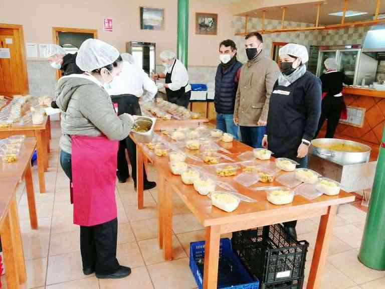 8 alumnos del programa Recual elaboran menús solidarios que se reparten semanalmente a familias con necesidades en Puertollano