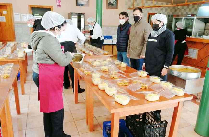 8 alumnos del programa Recual elaboran menús solidarios que se reparten semanalmente a familias con necesidades en Puertollano