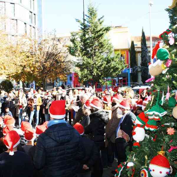 Un árbol de crochet elaborado por las mujeres de la Asociación de mujeres afectadas por el cáncer de mama “Santa Agueda”