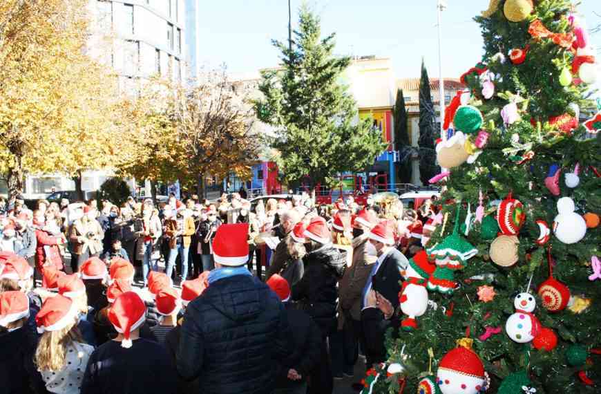 Un árbol de crochet elaborado por las mujeres de la Asociación de mujeres afectadas por el cáncer de mama “Santa Agueda”