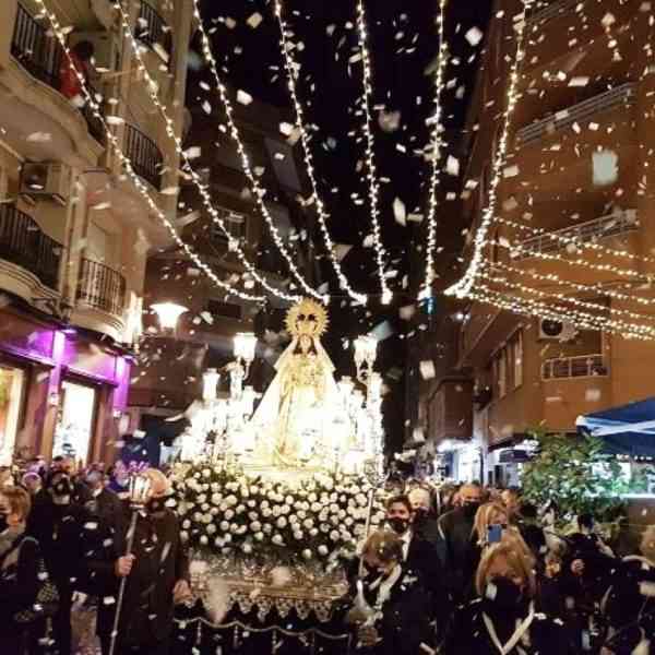 Impresionante Petalá en honor de la Virgen de Gracia de Puertollano con 3.000 rosas y claveles