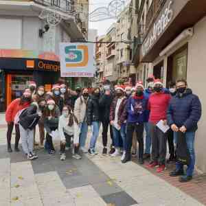Los alumnos de 4º ESO del Colegio San José sacan la alegría de los villancicos a las calles de Puertollano