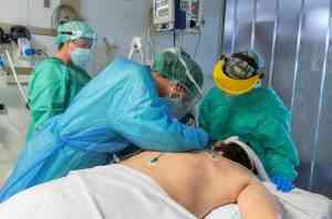 Bajan los hospitalizados por COVID-19 en las UCIS de Castilla-La Mancha