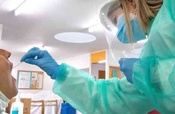 Castilla-La Mancha registra un descenso en el número de casos y de los hospitalizados en UCIS por COVID-19