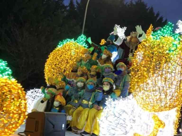 Y pese a la lluvia, la cabalgata de Reyes de la ciudad de Cuenca llevó su alegría e ilusión a todos los niños y niñas