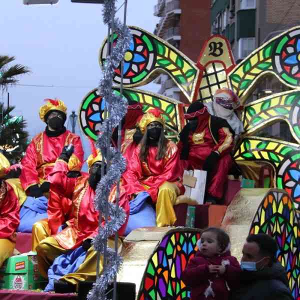 Antes de la lluvia, Manzanares recibió con cariño e ilusión a los Reyes Magos que repartieron 1.500 kilos de caramelos