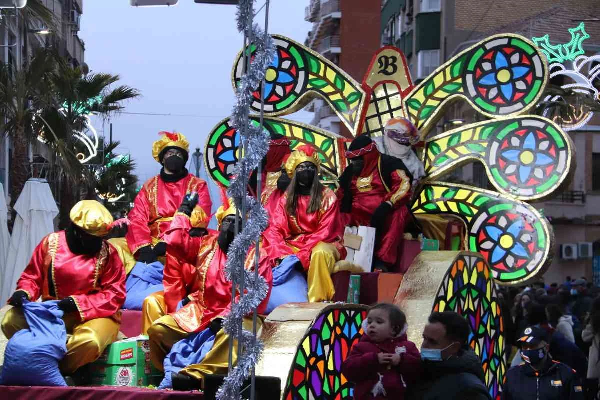 Antes de la lluvia, Manzanares recibió con cariño e ilusión a los Reyes Magos que repartieron 1.500 kilos de caramelos
