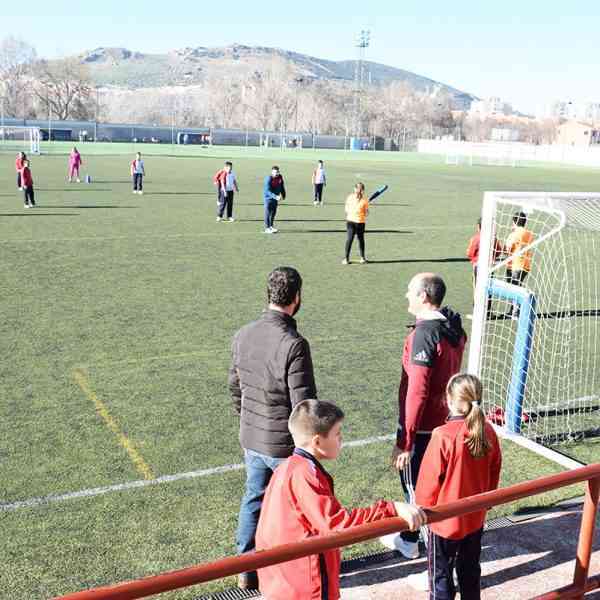 100.000 euros para la renovación del anexo del estadio Sánchez Menor de Puertollano aportará el gobierno regional