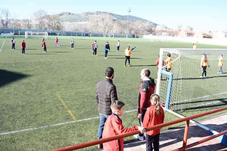 100.000 euros para la renovación del anexo del estadio Sánchez Menor de Puertollano aportará el gobierno regional