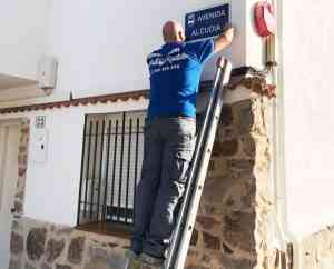 Placas con el nombre de cada calle y el escudo municipal se están colocando en Puertollano