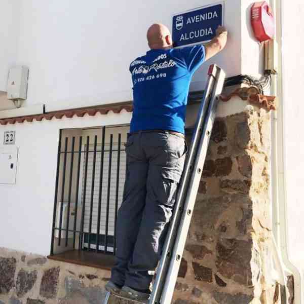 Placas con el nombre de cada calle y el escudo municipal se están colocando en Puertollano
