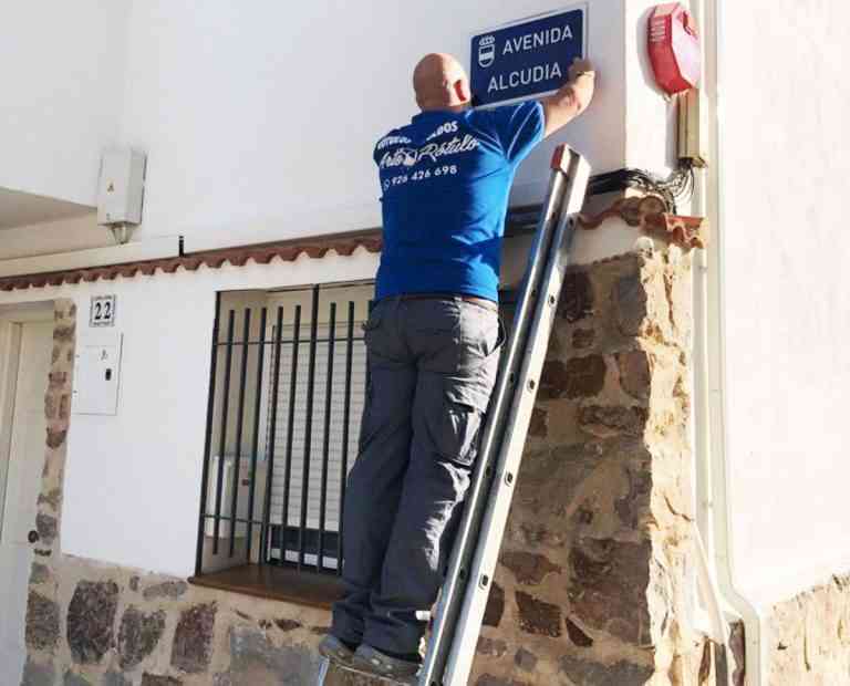 Placas con el nombre de cada calle y el escudo municipal se están colocando en Puertollano