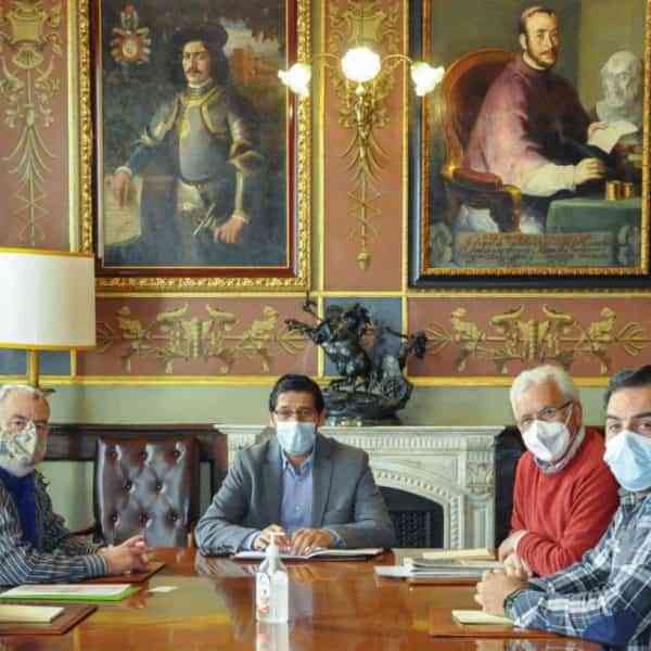 Asociaciones que buscan visibilizar e impulsar las vías verdes del territorio ciudadrealeño se han reunido con el presidente de la Diputación