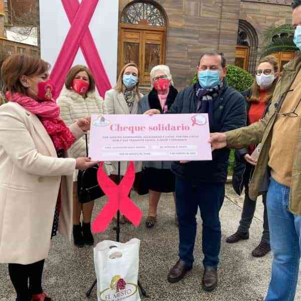 Un cheque rosa entregó Bodegas El Mesto a la Asociación Santa Águeda de Puertollano