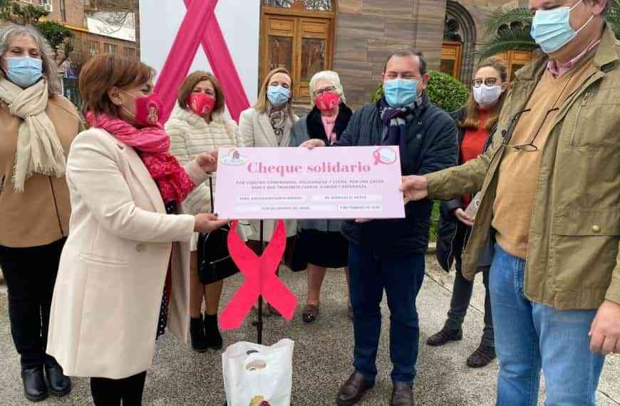 Un cheque rosa entregó Bodegas El Mesto a la Asociación Santa Águeda de Puertollano