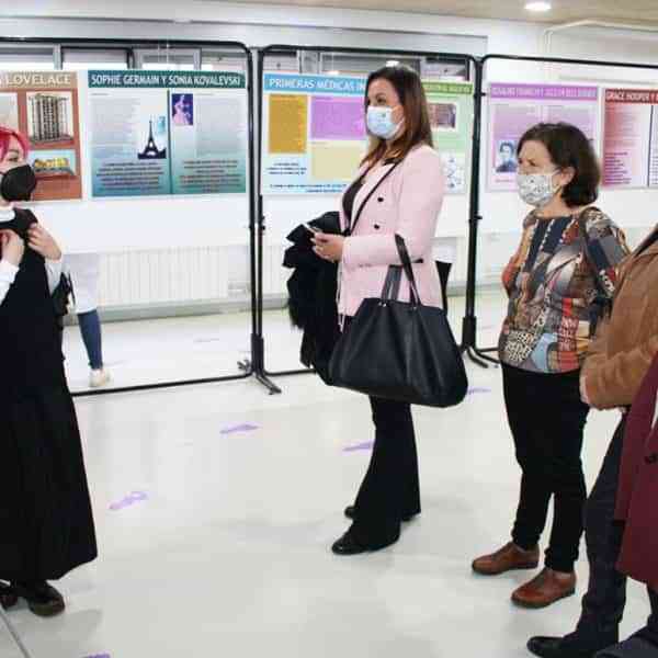Exposición sobre mujeres científicas en el Instituto Dámaso Alonso de Puertollano