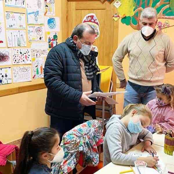 El proyecto Arco Iris en la parroquia San Juan Bautista en la barriada Fraternidad recibió la visita del alcalde de Puertollano