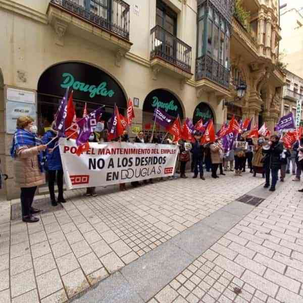 Seguimiento unánime en CLM de la huelga contra el ERE en Perfumerías Douglas