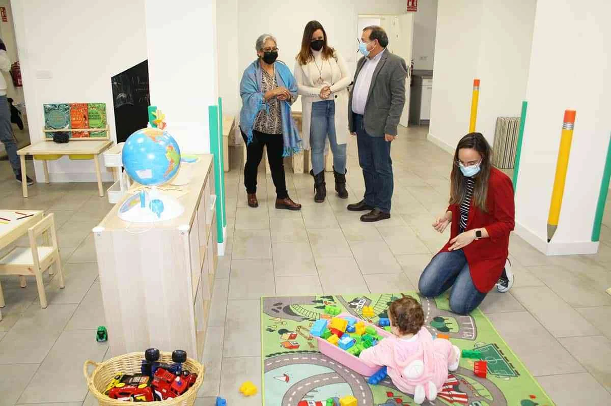 El centro infantil “Emocionna” ha recibido la visita del alcalde de Puertollano, Adolfo Muñiz