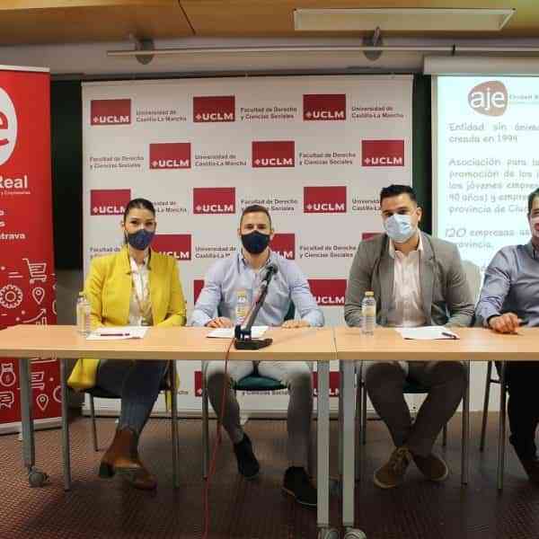Los emprendedores de AJE exponen ante los universitarios sus experiencias de éxito