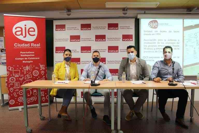 Los emprendedores de AJE exponen ante los universitarios sus experiencias de éxito