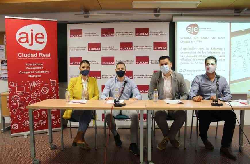 Los emprendedores de AJE exponen ante los universitarios sus experiencias de éxito