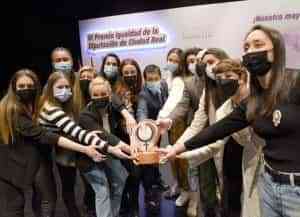 Jugadoras del Club Voleibol Kiele Socuéllamos reciben el VI Premio por la Igualdad de la Diputación de Ciudad Real