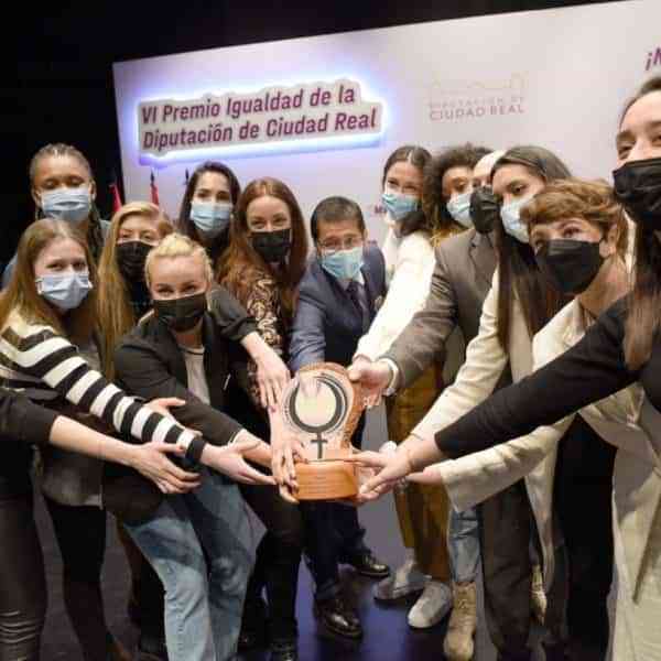 Jugadoras del Club Voleibol Kiele Socuéllamos reciben el VI Premio por la Igualdad de la Diputación de Ciudad Real