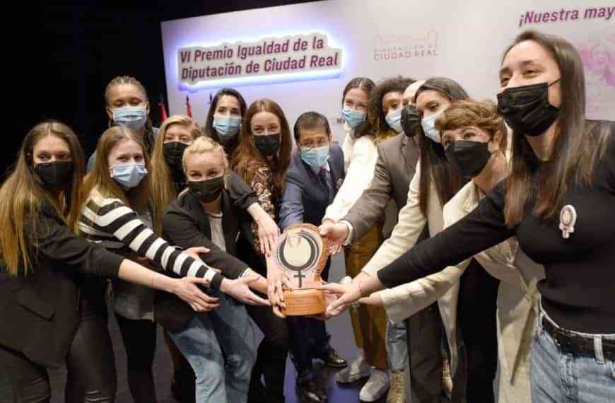 Jugadoras del Club Voleibol Kiele Socuéllamos reciben el VI Premio por la Igualdad de la Diputación de Ciudad Real