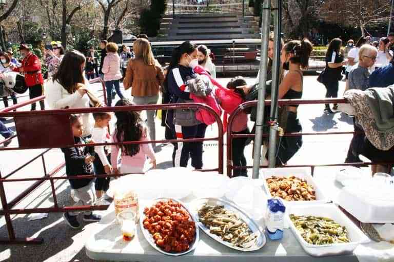 Sabrosas migas han compartido las peñas carnavaleras de Puertollano