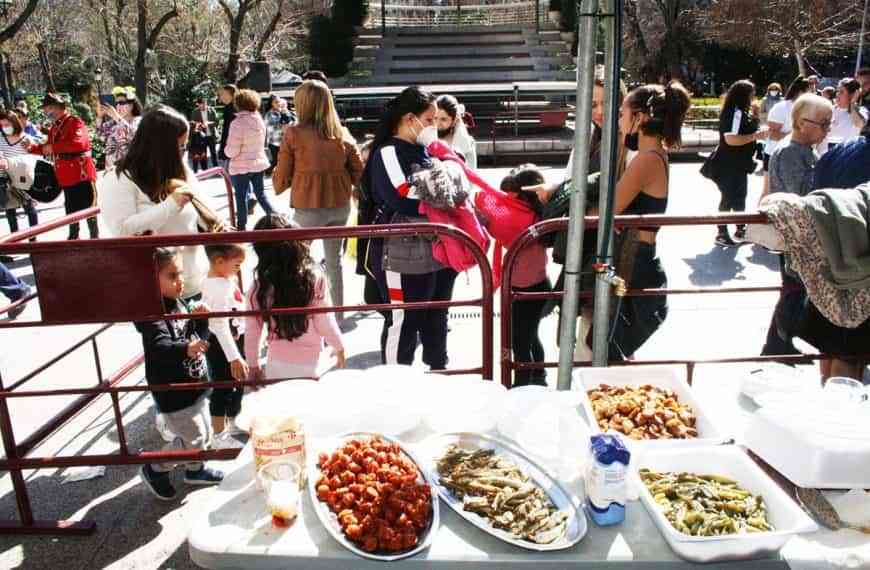 Sabrosas migas han compartido las peñas carnavaleras de Puertollano