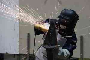 II edición de “Vives Aprende” de Acción contra el Hambre en Manzanares para formarse en soldadura