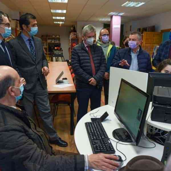 Caballero ha visitado el PID en Valenzuela de Calatrava uno de los 520 con los que cuenta la provincia gracias a la Diputación de Ciudad Real