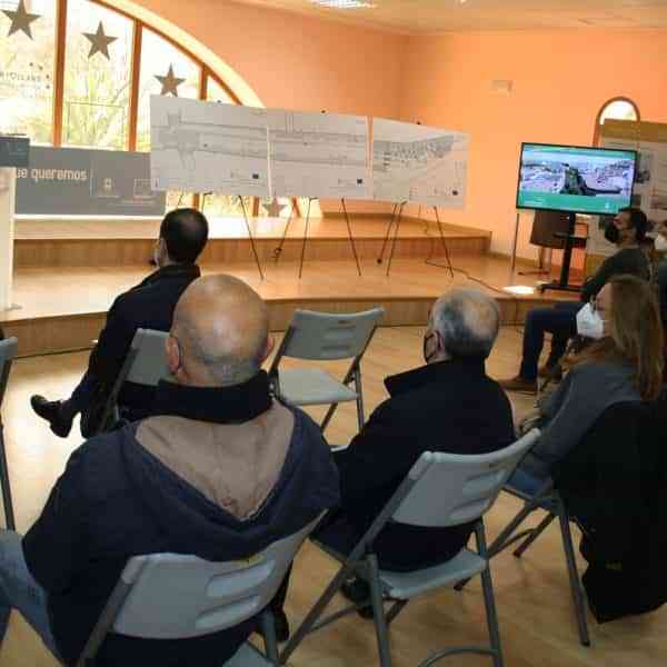 Así será la nueva calle Ancha de Puertollano presentada al vecindario y comerciantes de este vial por el alcalde