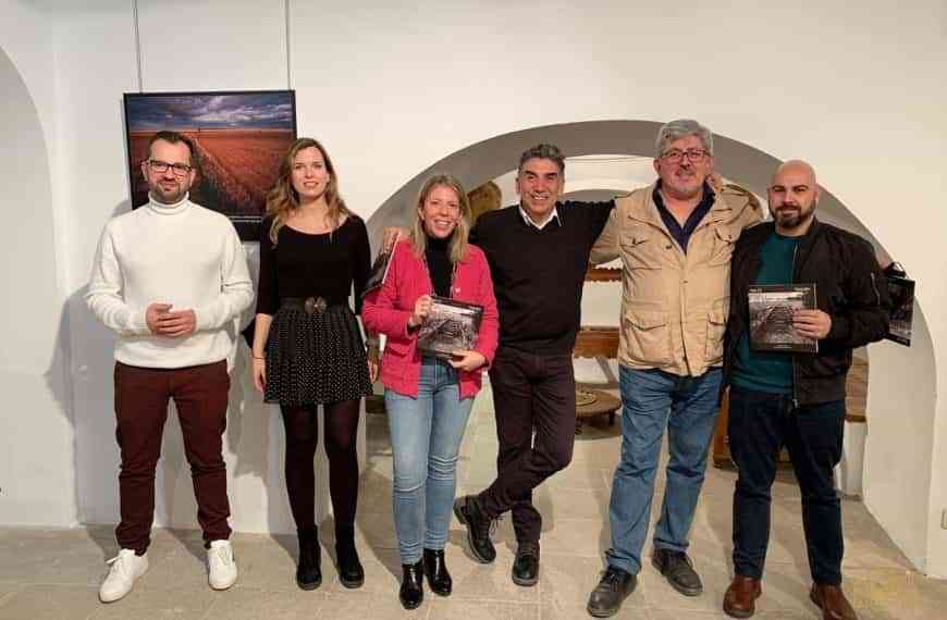 Abierta hasta el 8 de mayo la exposición fotográfica de Carlos de la Osa “Pavón 2.0” en la Posada de los Portales de Tomelloso