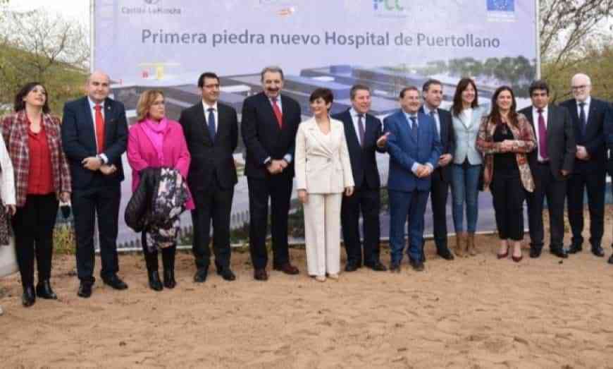 El futuro hospital de Puertollano espera atender a una población de 80.000 habitantes y hoy se ha colocado la primera piedra