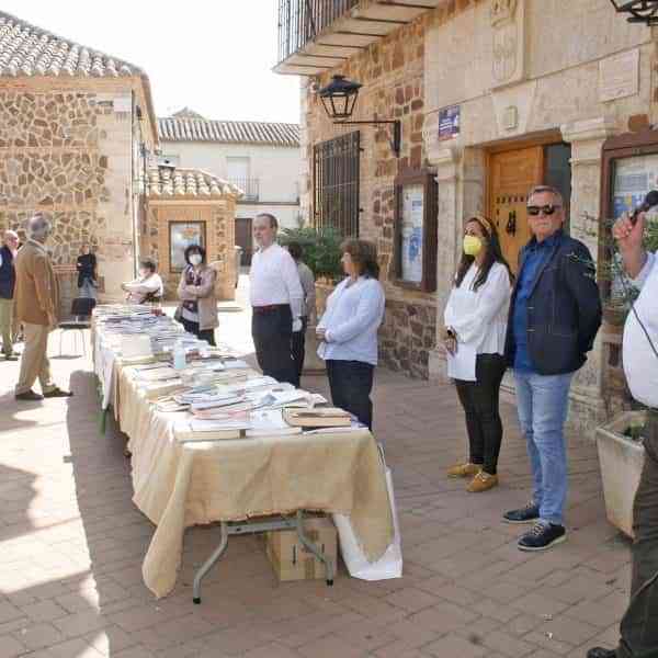 Granátula de Calatrava crea un rincón literario en la Plaza de la Constitución con una biblioteca exterior