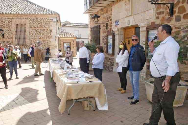 Granátula de Calatrava crea un rincón literario en la Plaza de la Constitución con una biblioteca exterior