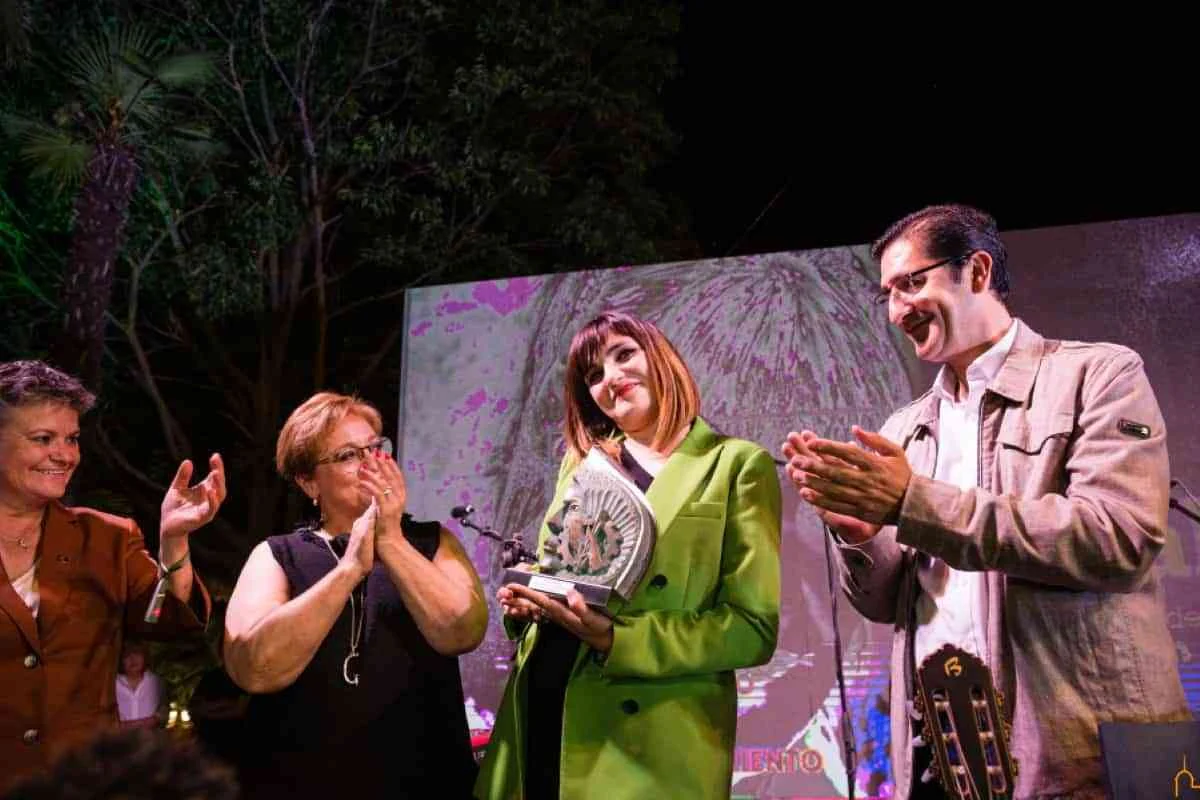 El Consejo General del Trabajo Social entrega reconocimiento a Rozalén en la categoría de comunicación