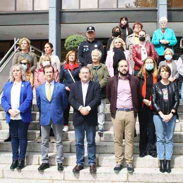 Puertollano guarda minuto de silencio en repudio al último asesinato machista de una madre de 3 hijos en Tarancón Cuenca