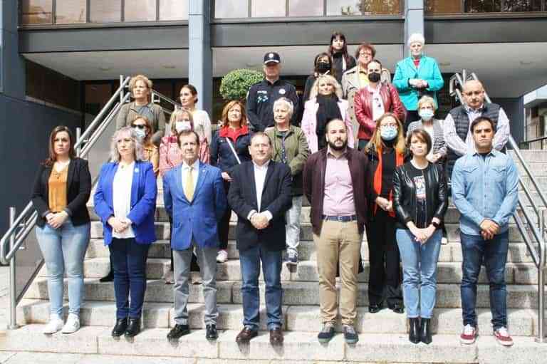 Puertollano guarda minuto de silencio en repudio al último asesinato machista de una madre de 3 hijos en Tarancón Cuenca
